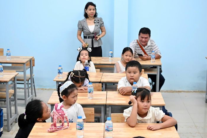  Năm học đầu tiên, trường không tổ chức cho toàn bộ học sinh tựu trường cùng lúc mà chia thành nhiều đợt. Sáng 24/8 là học sinh lớp 1, buổi chiều đến lượt khối 6, sau đó khối 10 mới lần lượt đến trường trong những ngày tiếp theo. Cách làm này nhằm tạo thêm thời gian để các hạng mục sửa chữa, cải tạo hoàn thiện, đồng thời giúp nhà trường chủ động hơn trong việc đón học sinh. Trao đổi với Tri Thức - Znews, ông Lương Văn Minh cho biết hiện công tác chuyển đổi công năng đã hoàn thành khoảng 80%, khoảng 20% còn lại được tiếp tục hoàn thiện trong tuần này và giữa tuần sau. Mục tiêu cơ bản hoàn tất để đưa vào sử dụng từ ngày 31/8. 
