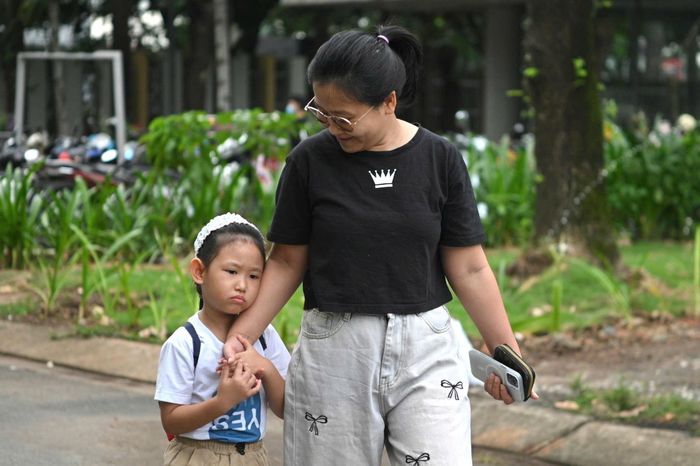  Ngay từ đầu giờ sáng, khuôn viên trường đã trở nên nhộn nhịp khi phụ huynh đưa con đến nhận lớp. Một số em còn rụt rè, nép sát bên cha mẹ. Thậm chí, có em bật khóc khi phải bước vào lớp học mà không có người thân bên cạnh. Tuy nhiên, phần lớn học sinh khá vui vẻ, thoải mái, nhanh chóng làm quen với cô giáo và những người bạn mới. 