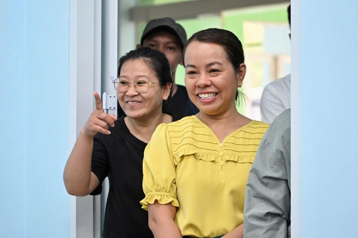  Nhiều phụ huynh vẫn nán lại cửa lớp, hào hứng quan sát con tương tác với giáo viên chủ nhiệm.