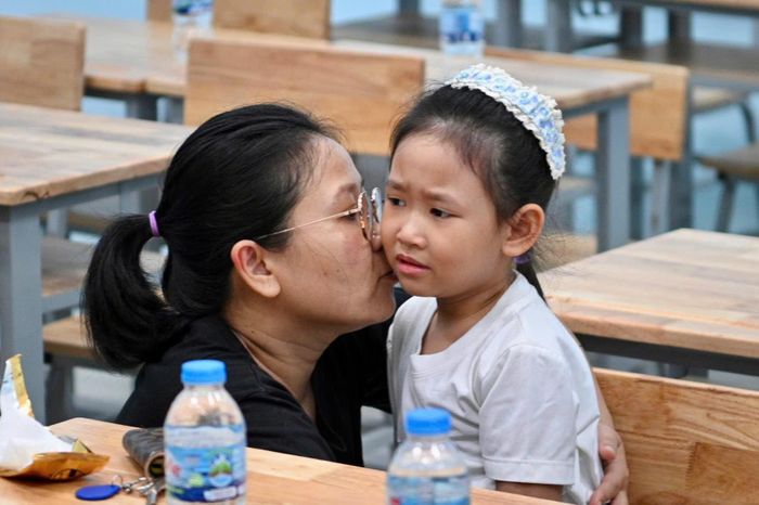  Trong giai đoạn đầu, nhà trường tận dụng công năng của trụ sở cũ và cải tạo thành 46 phòng học. Về đội ngũ giáo viên, trong năm học đầu tiên, trường có 32 người và cơ bản đáp ứng nhu cầu giảng dạy, một số môn còn thiếu sẽ được bổ sung bằng hình thức hợp đồng. Nhà trường cũng xác định năm đầu tiên không chỉ là thời điểm đón học sinh vào học mà còn là giai đoạn xây dựng nền nếp, tổ chức dạy học hai buổi/ngày và từng bước triển khai chuyển đổi số. Đây được xem là nền móng để trường hướng tới mục tiêu trở thành một cơ sở giáo dục chất lượng cao phục vụ học sinh trong khu vực. 