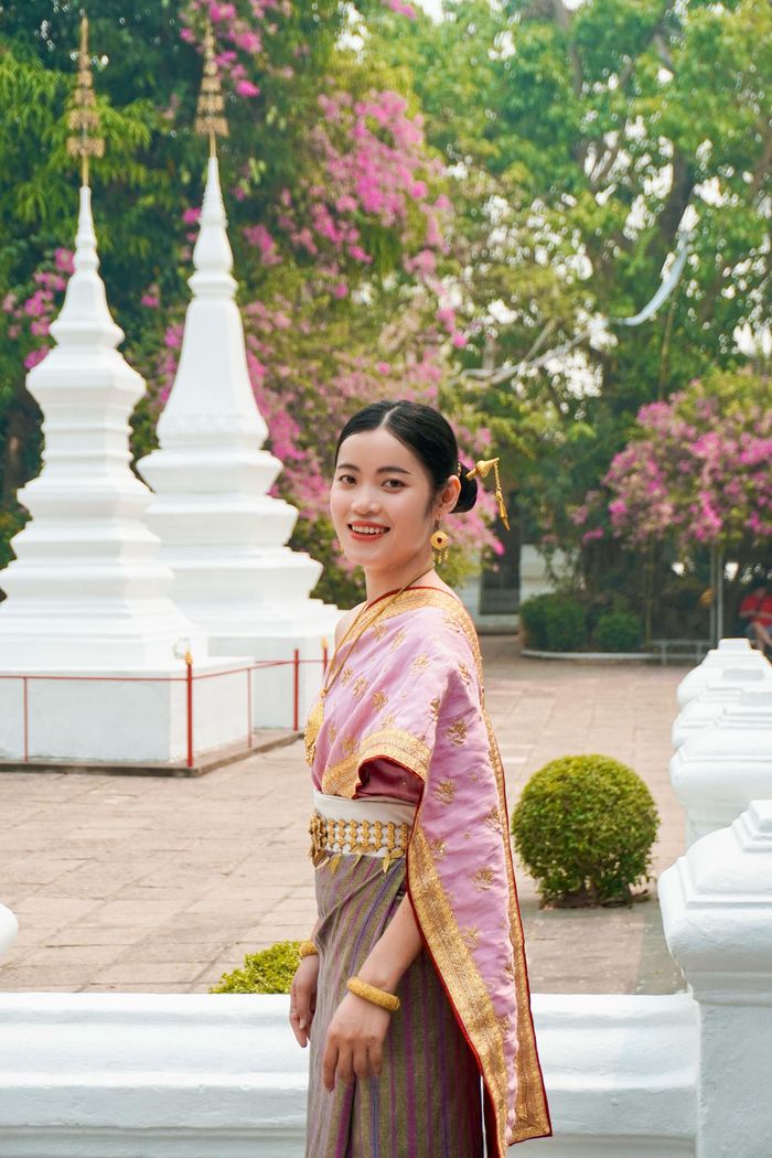 Khách Việt đến Lào dịp Tết té nước, leo đỉnh Nam Xay, check in tháp That Luang, mặc trang phục truyền thống Lào tại chùa Wat Xieng Thong. Ảnh: Yến Nguyễn.