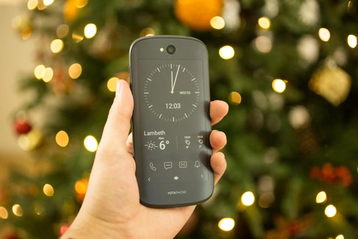  Trước đây, các mẫu smartphone với màn hình E-ink phụ phía sau như Yota Phone chưa gặt hái được thành công. Ảnh: Cnet. 