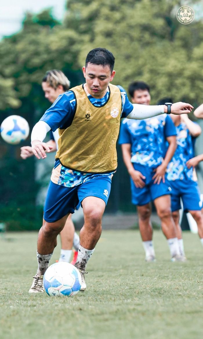  Lê Viktor (tóc vàng) sau Minh Vương trong buổi tập của CLB Công an nhân dân. Ảnh: CLB Công an nhân dân. 