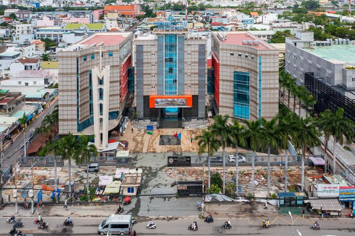  Dọc tuyến, nhiều công trình lớn như Trường Đại học Luật TP.HCM, chợ Bình Triệu và một số chi nhánh ngân hàng cũng đang thực hiện bàn giao mặt bằng. Riêng khuôn viên Trường Đại học Luật TP.HCM đã được điều chỉnh lùi vào khoảng 20 m, hàng rào mới đang được xây dựng để phục vụ việc mở rộng Quốc lộ 13. 