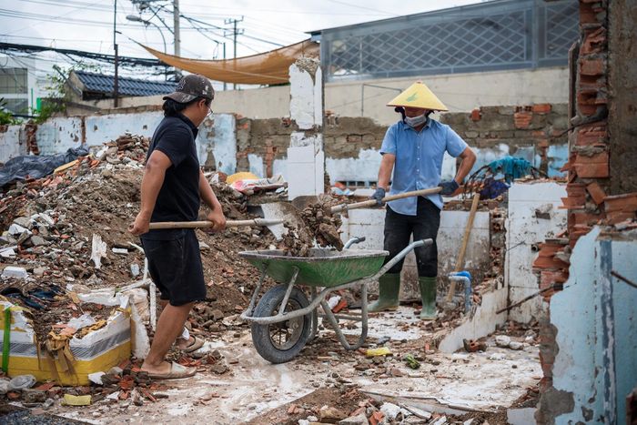  Những công trình từng nằm sát tuyến đường đang được nhiều hộ dân tháo dỡ, di dời tài sản và bàn giao phần đất bị ảnh hưởng để phục vụ dự án. 