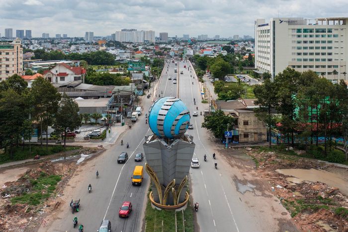  Điểm đáng chú ý nhất là khoảng 3,5 km từ ngã tư Bình Triệu đến Bình Phước sẽ có đường trên cao nằm giữa tuyến, quy mô 4 làn xe. Hai bên là đường song hành, tạo thành hệ thống giao thông nhiều tầng thay cho mặt đường hiện hữu. 