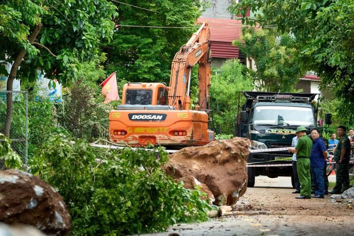 Hiện trường vụ việc được phong tỏa trong đêm, lực lượng chức năng cũng sớm có mặt xử lý.