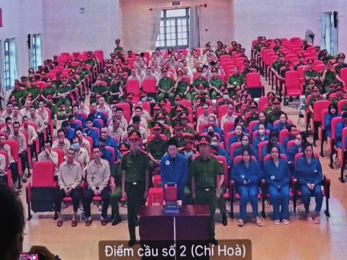  Ca sĩ Chi Dân tại phiên tòa. Ảnh: Chụp qua màn hình. 