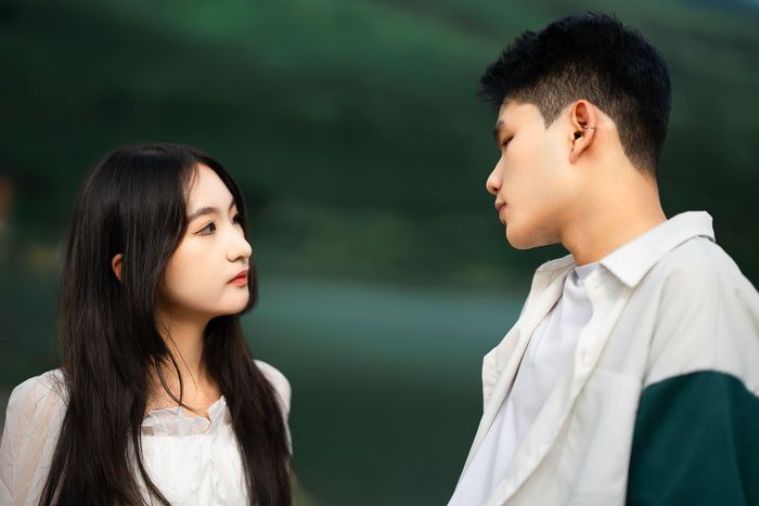 Từ vô thức lướt điện thoại đến quay lại người cũ, não bộ có thể đang ưu tiên cảm giác dễ chịu trước mắt hơn lợi ích lâu dài. Ảnh: Hồng Sơn/Pexels.