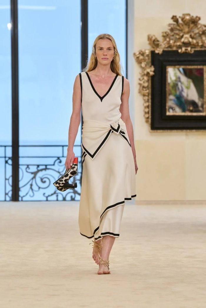 Thiết kế độc đáo xuất hiện trên sàn diễn Chanel, mở ra những định nghĩa mới về giày dép. Ảnh: Chanel.