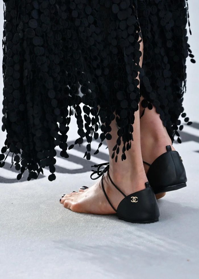 Margaret Qualley xỏ chân vào đôi giày như không gây tranh cãi của thương hiệu Chanel. Ảnh: Just Jared.