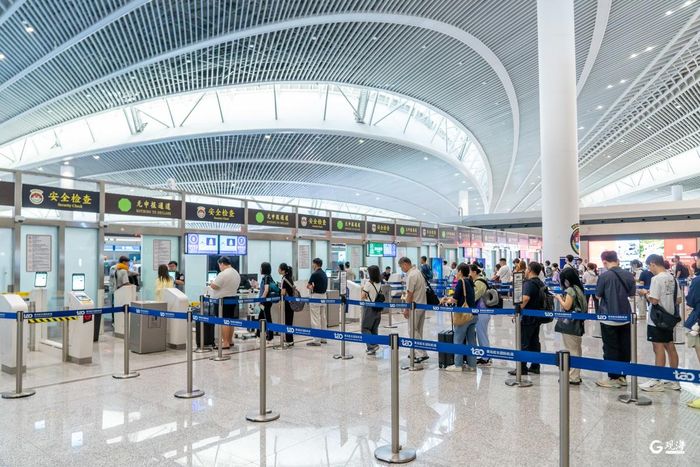  Hành khách làm thủ tục xuất nhập cảnh tại sân bay quốc tế Giao Đông ở thành phố Thanh Đảo, tỉnh Sơn Đông, Trung Quốc, ngày 22/8. Ảnh: CGTN. 
