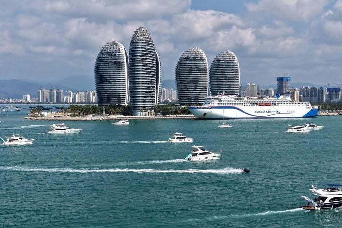  Du khách đi du thuyền tại Tam Á, tỉnh Hải Nam, Trung Quốc, ngày 21/2. Ảnh: Xinhua/Zhao Yingquan.