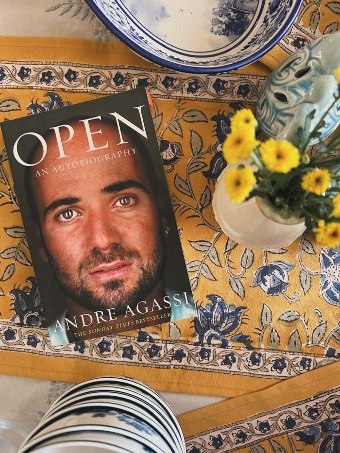  Open dài khoảng 400 trang, kể lại hành trình của Andre Agassi từ một cậu bé chịu áp lực tập tennis từ nhỏ đến khi trở thành số 1 thế giới và giành 8 Grand Slam. Ảnh minh họa: @bibliophile.bites_.