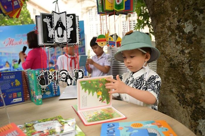 Việt Nam cần học hỏi, vận dụng linh hoạt kinh nghiệm quốc tế để xây dựng nền văn hóa đọc bền vững. Ảnh: Thiên Ngân.