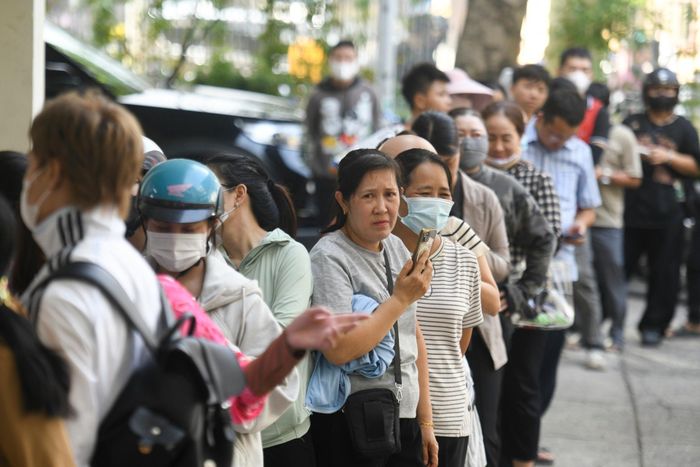 Bên cạnh đó, đại diện NXB Giáo dục Việt Nam khuyến nghị học sinh có thể tiếp tục sử dụng bộ sách Kết nối tri thức với cuộc sống đã được in từ các năm trước trong năm học này để tránh lãng phí. Riêng 11 đầu sách được chỉnh sửa theo Thông tư 17/2025/TT-BGDĐT ngày 12/9/2025, học sinh cần sử dụng phiên bản mới, gồm các sách Lịch sử và Địa lý lớp 4-9, Lịch sử 10, Chuyên đề học tập Lịch sử 10, Giáo dục Kinh tế và Pháp luật 10, Địa lý 12 và Chuyên đề học tập Địa lý 12.