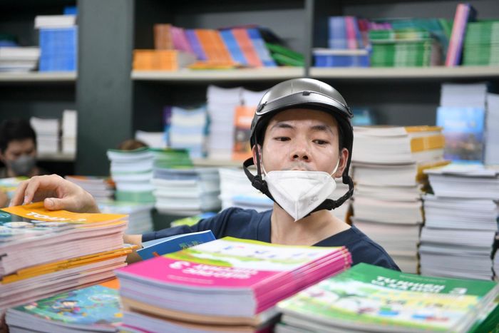 Bà Nguyễn Như Quỳnh cho biết trong giai đoạn này, NXB Giáo dục Việt Nam ưu tiên hỗ trợ phụ huynh mang thai và những người đi cùng con nhỏ. Nhân viên được bố trí để hỗ trợ lấy sách, giúp các khách hàng giảm thời gian phải đứng chờ. Do diện tích khu vực bán hàng hạn chế, đơn vị phải liên tục điều chỉnh phương án phân luồng để tránh ùn ứ.