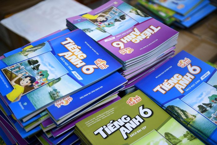Để đáp ứng nhu cầu phát sinh, NXB Giáo dục Việt Nam đang in bổ sung 9 triệu bản sách giáo khoa, dự kiến bắt đầu cung ứng từ ngày 25/8 và hoàn thành vào khoảng ngày 5-6/9. Sau đó, NXB tiếp tục in thêm khoảng 2,4 triệu bản theo nhu cầu mới phát sinh từ một số trường học, địa phương và đối với những đầu sách có sản lượng còn thấp. Lượng sách này dự kiến được cung ứng từ ngày 5-30/9, trong đó ưu tiên các đầu sách phục vụ chương trình học kỳ I.