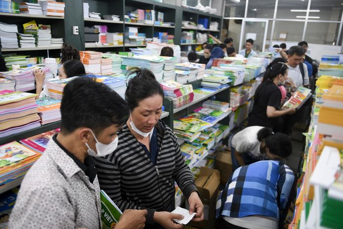 Bà Quỳnh cho biết trong thời điểm nhu cầu mua sách tăng cao, NXB Giáo dục không bán số lượng lớn cho các đại lý mà ưu tiên lượng sách hiện có để bán lẻ trực tiếp cho phụ huynh, học sinh.