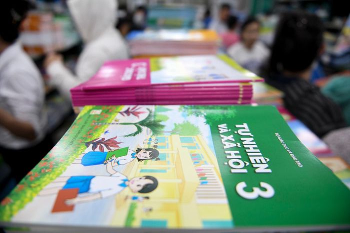 Thông tin với Tri Thức - Znews, bà Nguyễn Như Quỳnh, Trưởng ban Truyền thông Công ty Phương Nam - NXB Giáo dục Việt Nam tại TP.HCM, cho biết mỗi ngày, cửa hàng tiếp nhận khoảng 50.000 cuốn sách, tương đương 10 tấn, để phục vụ nhu cầu mua sách của phụ huynh.