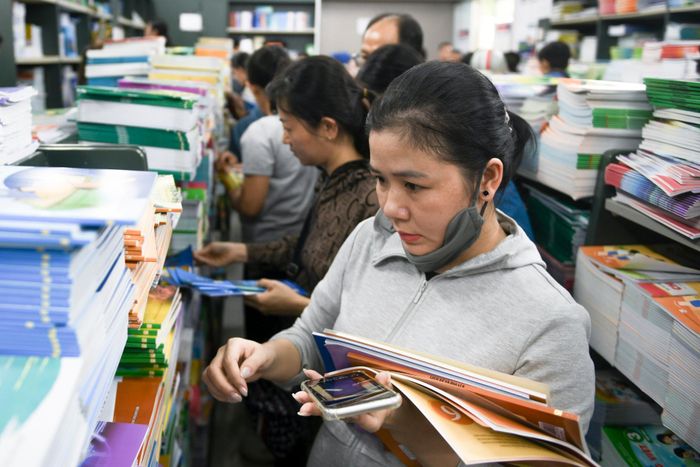 Theo thông báo tại điểm bán NXB Giáo dục, sách giáo khoa theo bộ sẽ được mở bán trở lại từ 8h ngày 25/8. Trong khi đó, tại khu vực bán lẻ, một số đầu sách cũng đã hết. Nhân viên hướng dẫn phụ huynh quay lại vào ngày 27/8 hoặc sau kỳ nghỉ lễ 2/9 để mua những cuốn còn thiếu.