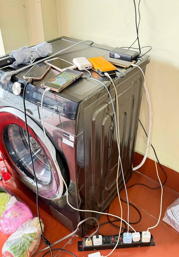 Khách sạn nhà chị Thoa chạy máy phát điện cho người dân sạc nhờ. Ảnh: NVCC.