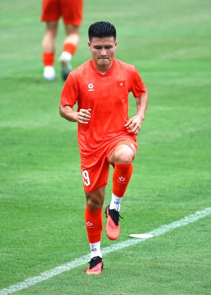  Hai Long và Quang Hải là những cầu thủ ghi bàn giúp Việt Nam thắng Thái Lan 2-0 trên sân Rajamangala. 