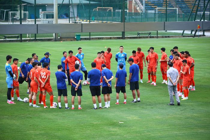 Các tuyển thủ bước vào buổi tập đầu tiên sau khi trở về Hà Nội từ Bangkok tối 23/8. HLV Kim Sang-sik trao đổi với các học trò trước khi triển khai nội dung tập luyện. 