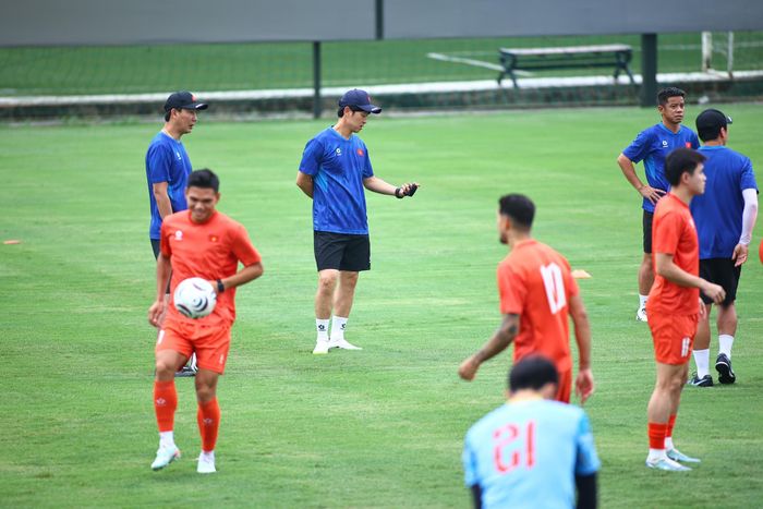 Các tuyển thủ tích cực thực hiện bài phối hợp nhóm dưới sự quan sát sát sao của ban huấn luyện, đồng thời được theo dõi chặt chẽ về khối lượng vận động trong quãng chuẩn bị ngắn giữa hai lượt trận. 