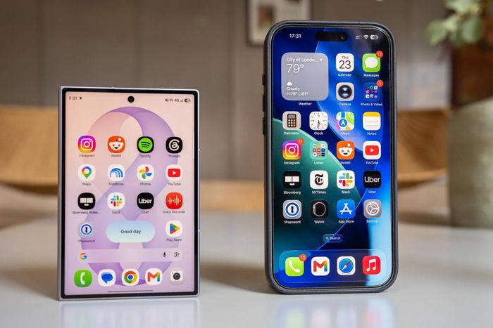 iPhone gập được cho sẽ có tỷ lệ màn hình vuông tương tự Galaxy Z Fold8 (trái). Ảnh: Bloomberg.