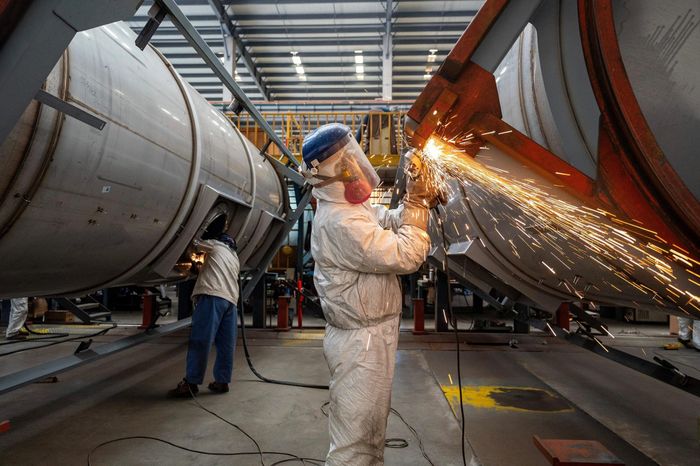  Không phải nhà máy nào cũng phù hợp để đón khách tham quan. Ảnh: Reuters. 