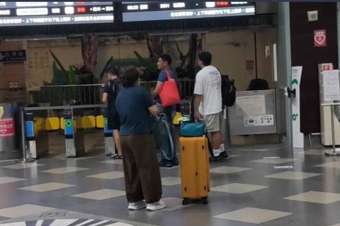 Một số hành khách vẫn đội mưa đến ga, ướt sũng rồi mới phát hiện đoàn tàu đã tạm dừng hoạt động do mưa bão. Ảnh: Liberty Times.