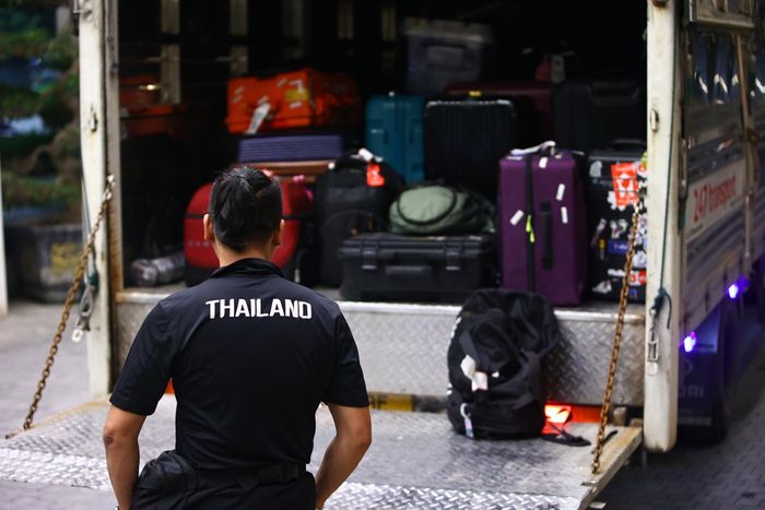  Trang phục, vali và túi dụng cụ mang biểu tượng đội tuyển Thái Lan được bộ phận hậu cần chuyển vào khách sạn. Toàn đội mang theo trang thiết bị phục vụ buổi tập và trận chung kết lượt về. 