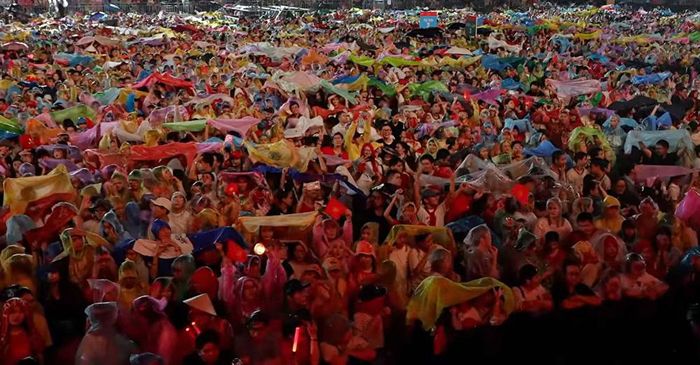 "Rừng" khán giả đội mưa xem concert quốc gia "Tổ quốc trong tim"