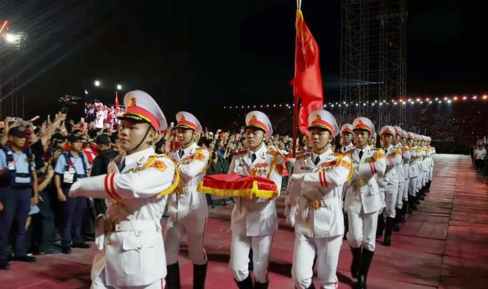 Lễ thượng cờ được thực hiện trang nghiêm