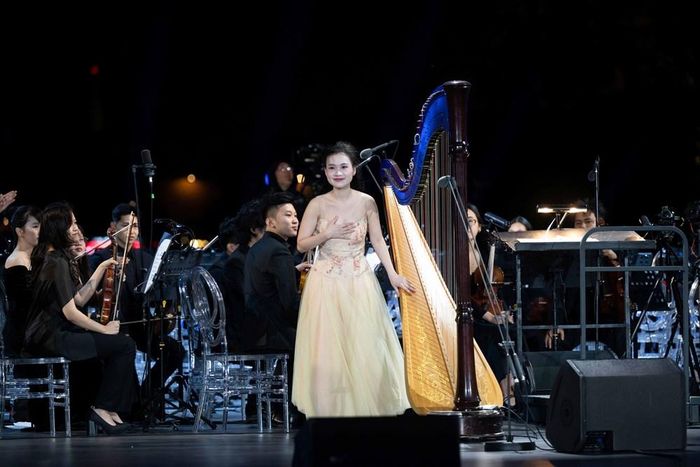 Nghệ sĩ đàn Harp Nguyễn Đặng Bảo Trâm biểu diễn trong chương trình