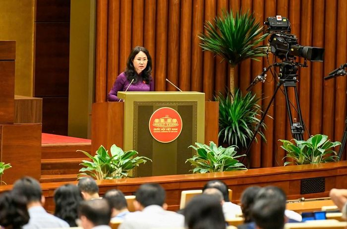 Bộ trưởng Bộ VHTTDL Lâm Thị Phương Thanh thừa ủy quyền của Thủ tướng Chính phủ trình bày Báo cáo giải trình, tiếp thu, chỉnh lý dự thảo Luật sửa đổi, bổ sung một số điều của Luật Xuất bản