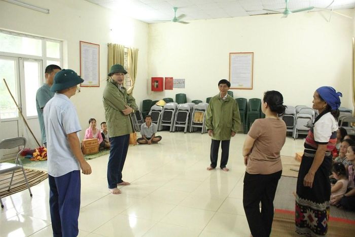 Người dân tại các khu vực có nguy cơ sạt lở được sơ tán đến nhà văn hóa để tránh trú an toàn