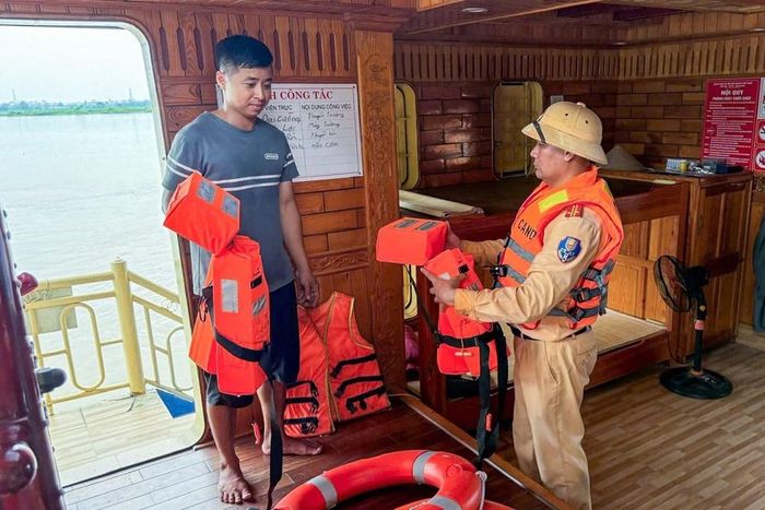 Kiểm tra, hướng dẫn chủ phương tiện bảo đảm các trang thiết bị an toàn