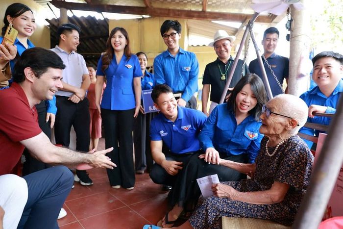 Hoạt động thăm hỏi Mẹ Việt Nam Anh hùng, gia đình chính sách, người có công của Đoàn thanh niên Bộ VHTTDL
