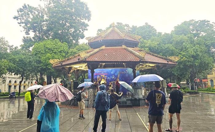 Khán giả đội mưa đi nghe nhạc