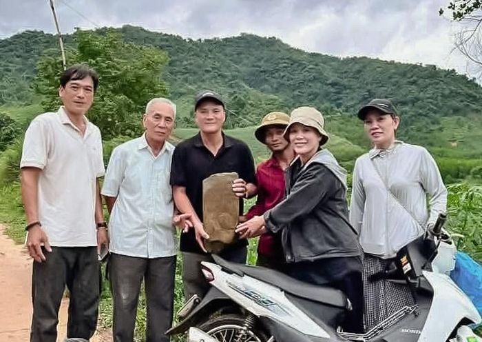Người dân thôn Khe Van, xã Hướng Hiệp trao tấm bia mộ liệt sĩ Trần Đình Hòe cho thân nhân