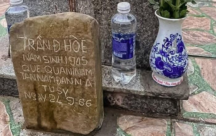 Tấm bia mộ sau khi được đưa về quê, đặt bên phần mộ liệt sĩ Trần Đình Hòe