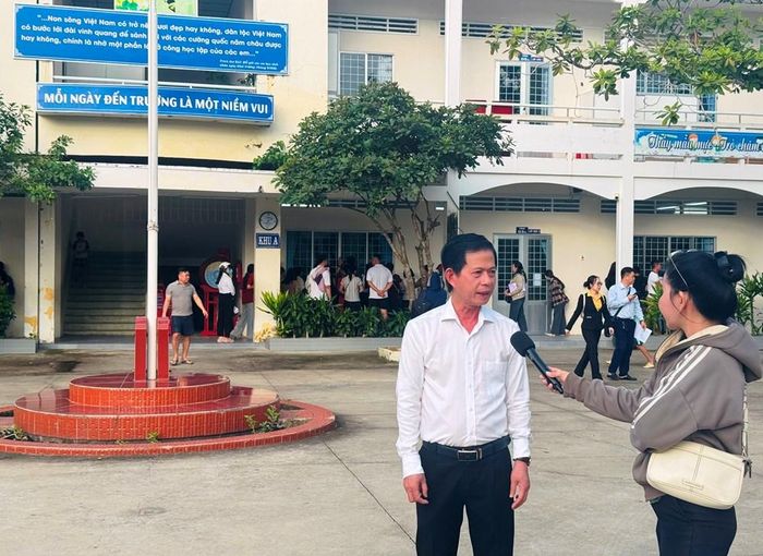 Thầy Phạm Thanh Hải, Hiệu trưởng Trường Tiểu học Trưng Vương, phường Rạch Giá trả lời phỏng vấn sáng 24.8