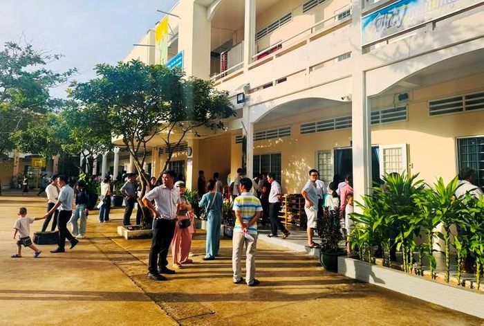 Không chỉ học sinh rộn ràng đến trường, các phụ huynh cũng háo hức đưa con đi nhập học