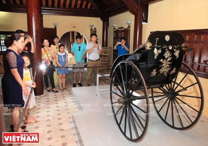 Chiếc xe kéo của vua Thành Thái được đấu giá thành công và đưa về nước trưng bày. Ảnh: TTXVN