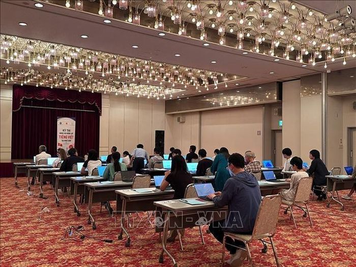 Kỳ thi được tổ chức thí điểm với một phòng thi trên máy tính dành cho 25 thí sinh. Ảnh: TTXVN