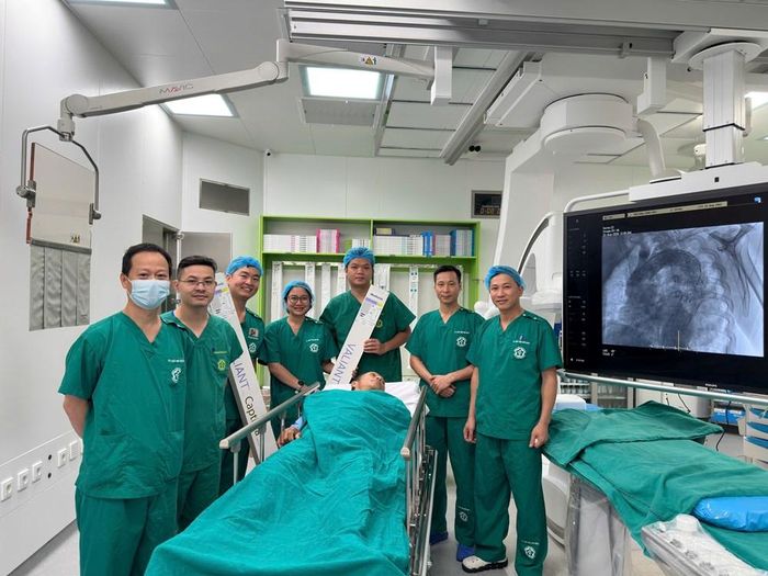 Ê-kíp thực hiện can thiệp đặt stent graft cho người bệnh phình lớn động mạch chủ ngực phức tạp