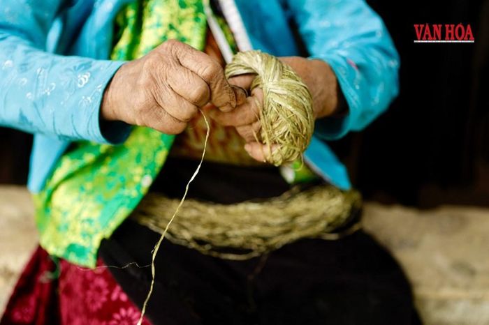 Búi lanh luôn theo người phụ nữ Mông, dù lên nương, xuống chợ hay về bản, chỉ cần có chút thời gian rảnh, họ lại tiếp tục cuốn và nối sợi cho công việc còn dang dở