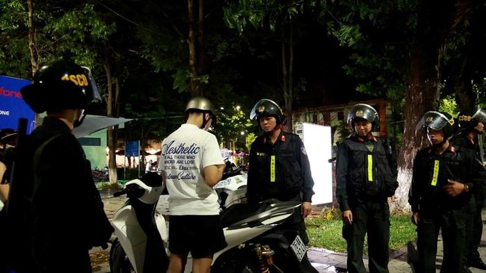 Cán bộ, chiến sĩ Cảnh sát cơ động tuần tra trên các tuyến đường trọng điểm
